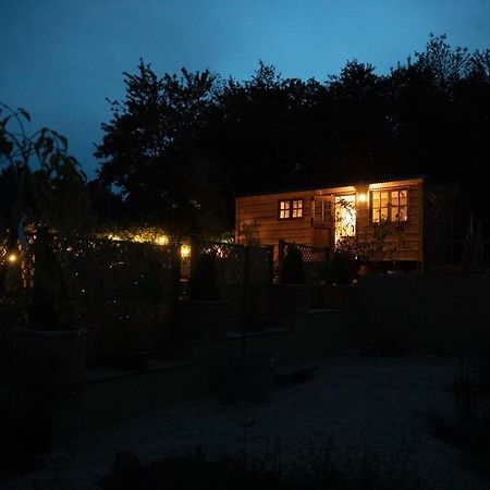 Luxury, Rural Shepherds Hut With Hot Tub Nr Bath Bristol Exterior photo