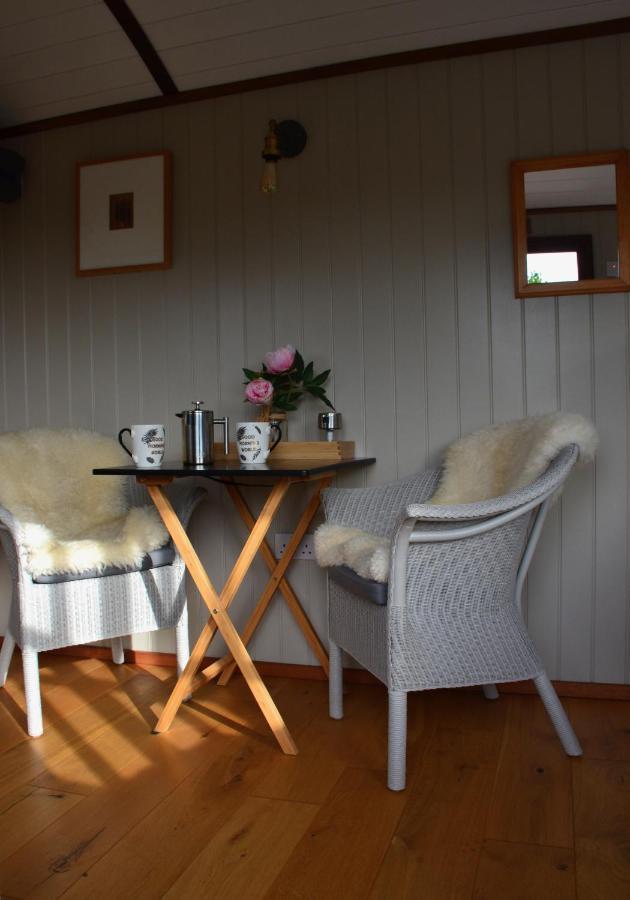 Luxury, Rural Shepherds Hut With Hot Tub Nr Bath Bristol Exterior photo