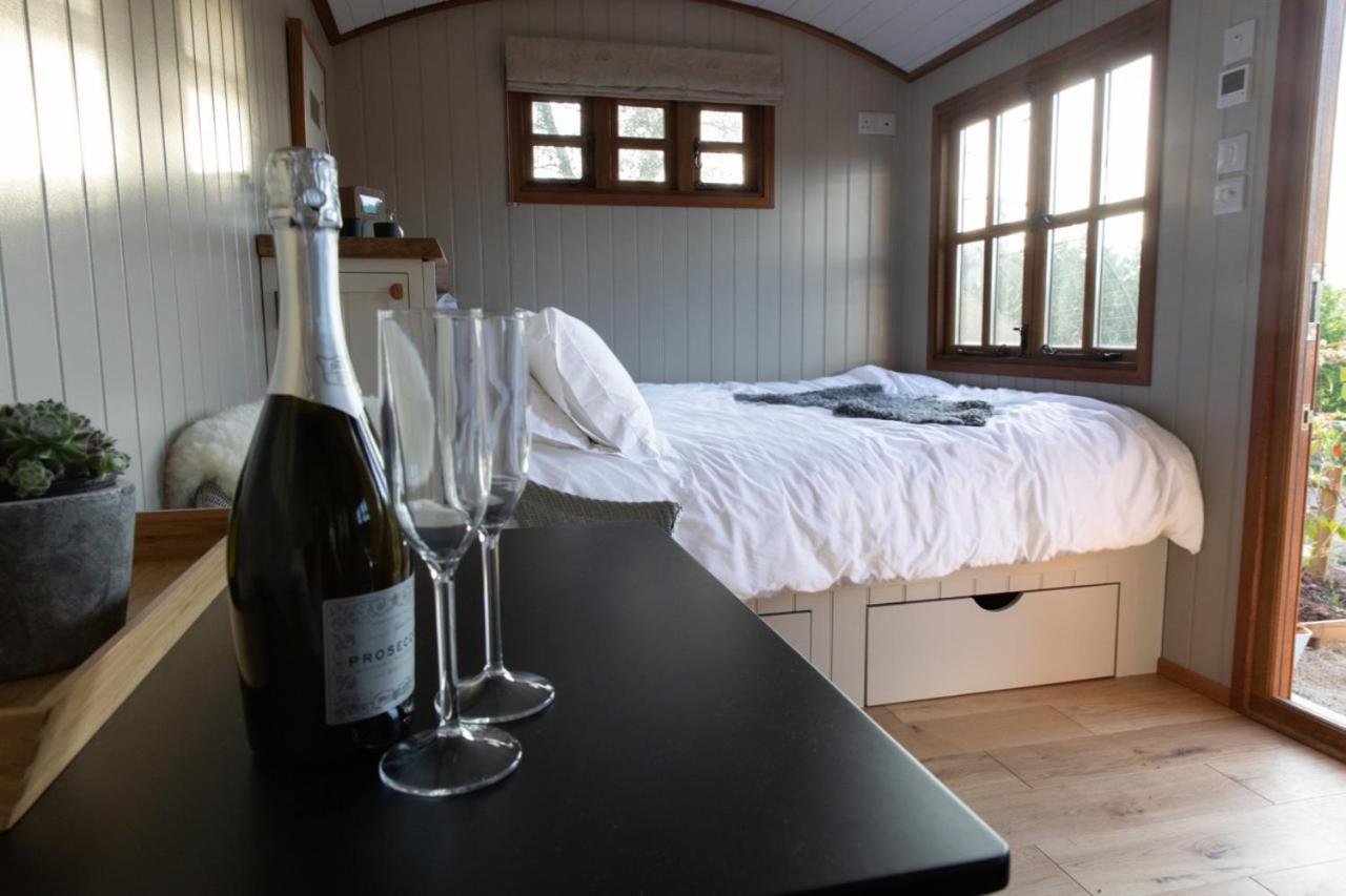 Luxury, Rural Shepherds Hut With Hot Tub Nr Bath Bristol Exterior photo