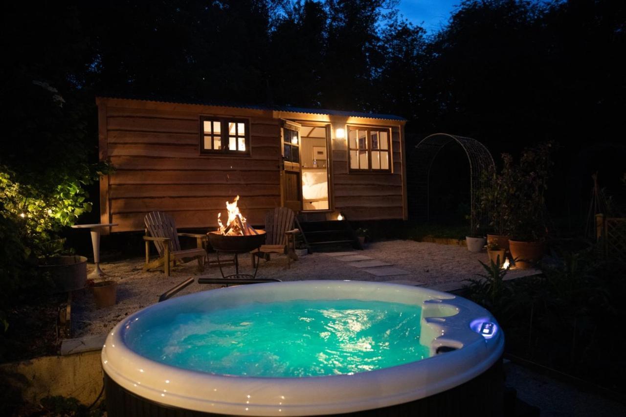 Luxury, Rural Shepherds Hut With Hot Tub Nr Bath Bristol Exterior photo