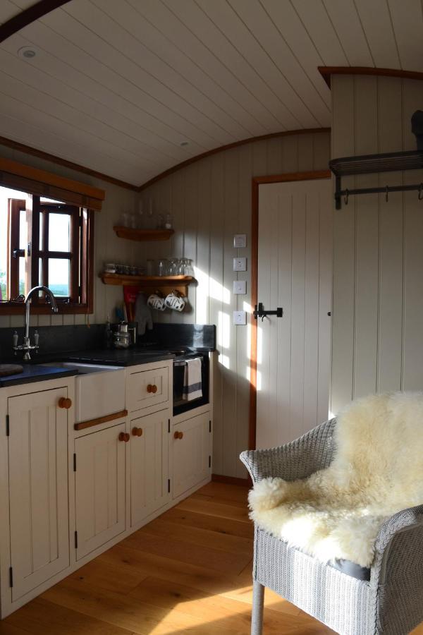 Luxury, Rural Shepherds Hut With Hot Tub Nr Bath Bristol Exterior photo