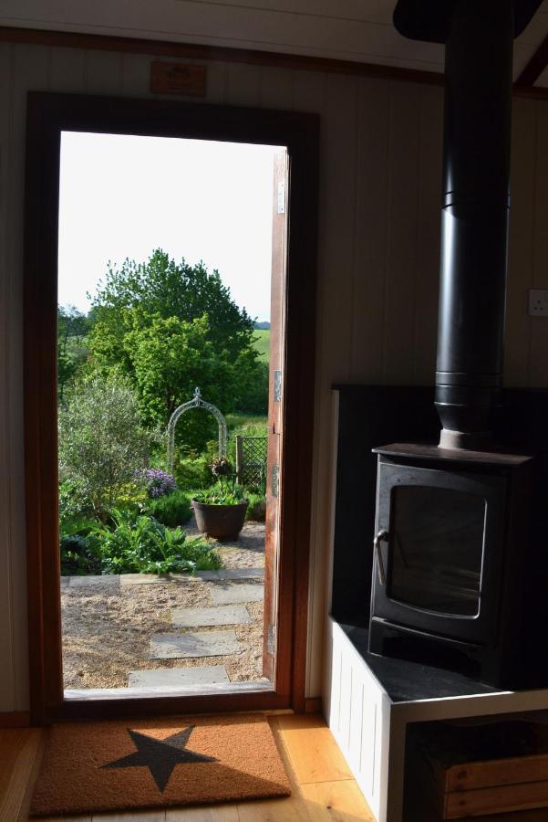 Luxury, Rural Shepherds Hut With Hot Tub Nr Bath Bristol Exterior photo
